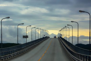 Saltstraumen Köprüsü Bodoe belediyesinde, Saltstraumen akıntısına yakın, dünyanın en güçlü köprülerinden biri. 