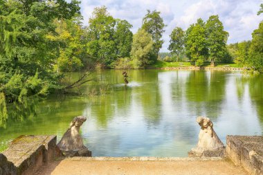 Letonya, Cesis şehir parkındaki gölet. 
