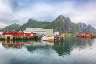 Lofoten adalarında yer alan Norveç 'in Svolvaer kasabasında bir marina. 