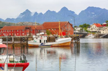 Lofoten adalarında yer alan Norveç 'in Svolvaer kasabasında bir marina. 