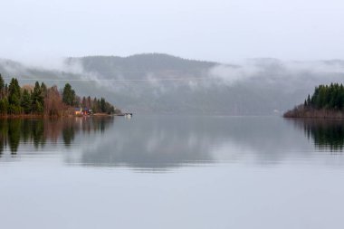 Norveç 'in Trondelag kentindeki Selbu Gölü' nde sonbahar yansıması. Broettem köyünün manzarası.