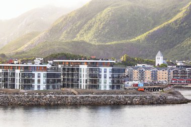 Norveç 'in Lofoten adalarında yer alan Svolvaer kasabasındaki sahil şeridi. 