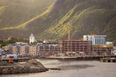 Norveç 'in Lofoten adalarında yer alan Svolvaer kasabasındaki sahil şeridi. 