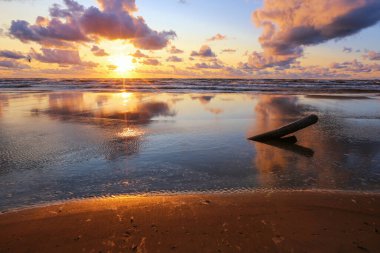 Letonya 'nın popüler turistik mekanı Saulkrasti' de renkli bir yaz günü. 