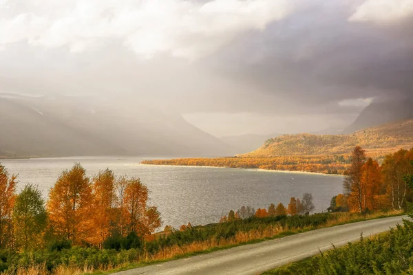 Altweibersommer Lnorwegischen See Gjevilvatnet — Stockfoto