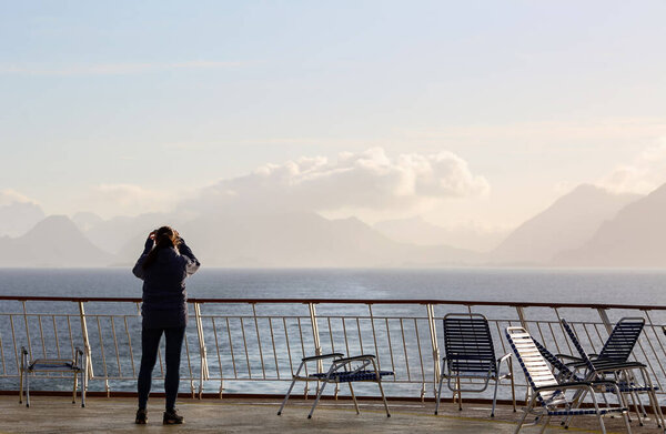 Турист на круизных лайнерах фотографирует Норвежские Лофотенские острова 