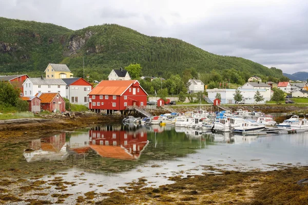Marina Malém Norském Městečku Inndyr Během Odlivu — Stock fotografie