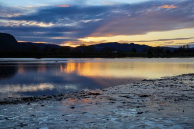 Trondheim fiyort manzaralı Gaula nehrinde gün batımı, Oesanden tarım alanı ve Gaulosen doğa rezervi 