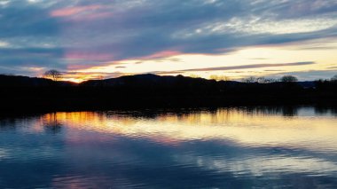 Gaula Nehri 'nde alacakaranlık, Oesanden ve deniz dikenli ağaç siluetleri manzarası. 
