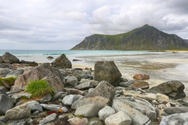 Flakstad plajı Norveç 'in Lofoten adalarında yer alır. 