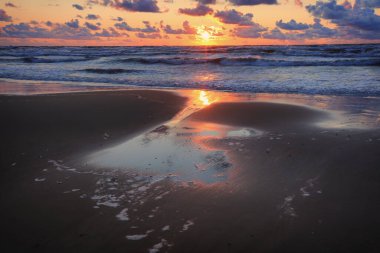 Letonya 'nın popüler turistik mekanı Saulkrasti' de fırtınalı bir alacakaranlık. 