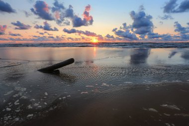 Letonya 'nın popüler turistik mekanı Saulkrasti' de fırtınalı bir alacakaranlık. 