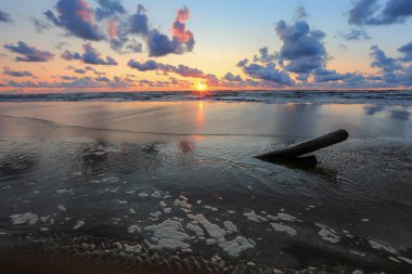 Letonya 'nın popüler turistik mekanı Saulkrasti' de fırtınalı bir alacakaranlık.