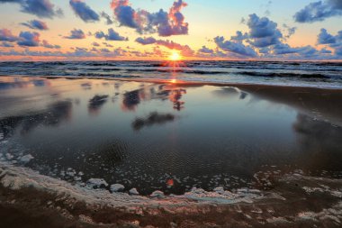 Letonya 'nın popüler turistik mekanı Saulkrasti' de fırtınalı bir alacakaranlık. 