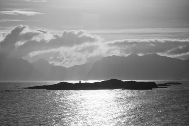 Lofoten Adaları yaz turunda güneş ışığında siluet 