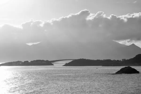 夏のクルーズツアーで太陽の光の中でロフテン島のシルエット — ストック写真