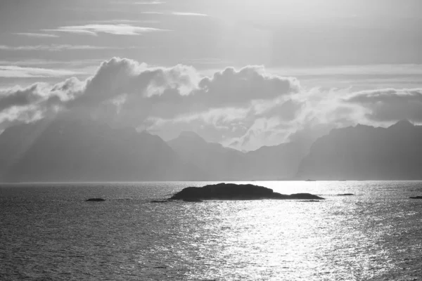 Lofoten Eilanden Silhouet Het Zonlicht Foto Genomen Vanaf Cluisschip — Stockfoto