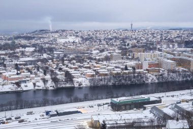 Norveç 'in Trondheim şehrinde sisli kış günbatımı 