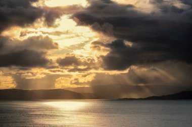 Norveç, Trondheim fiyordunda fırtınalı dramatik bir gökyüzü 