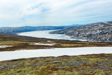 Donmuş Göl Innerdalsvatnet Rennebu belediyesinde, ilkbaharda 