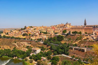 İspanya 'nın Toledo kentindeki eski ortaçağ kasabasının (Unesco Dünya Mirasları) hava manzarası 