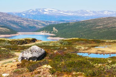 Rennebu belediyesinde yer alan Innerdlasvatnet gölünün ve Kvikne Bruna dağlık alanının havadan görüntüsü
