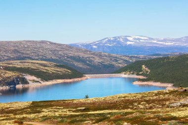Rennebu belediyesinde bulunan Innerdalsvatnet Gölü 'nün havadan görüntüsü. Kvikne Bruna dağının manzarası.