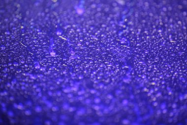 Araba yıkarken bardağa düşen suyun soyut arkaplanı 