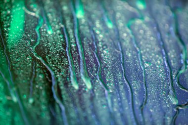 Araba yıkarken bardağa düşen suyun soyut arkaplanı 