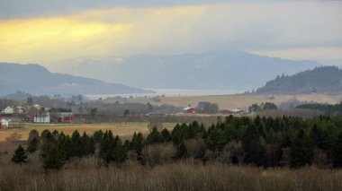 Norveç 'te bahar mevsimi, Norveç şehri Trondheim yakınlarındaki Byneset tarım alanının manzarası 