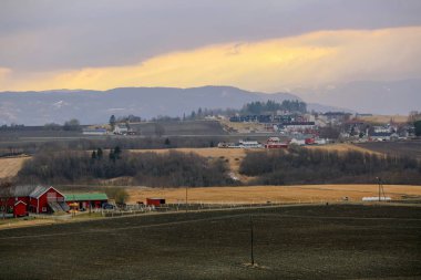 Norveç 'te bahar mevsimi, Norveç şehri Trondheim yakınlarındaki Byneset tarım alanının manzarası 