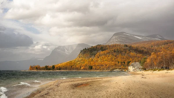 Verão Indiano Noruega Praia Areia Lago Gjevilvatnet Município Oppdal — Fotografia de Stock