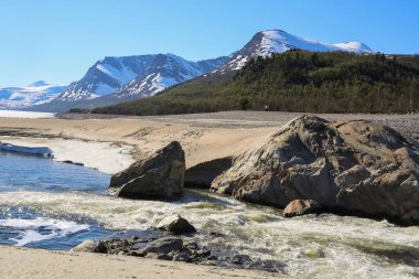 İlkbahar Gjevilvatnet Gölü 'nde, Trollheimen Ulusal Parkı' ndaki dağların manzarası. 