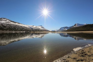 İlkbahar Gjevilvatnet Gölü 'nde, Trollheimen Ulusal Parkı' ndaki dağların manzarası. 