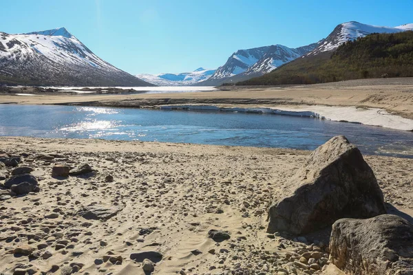 春天在Gjevilvatnet湖 俯瞰着国家公园里的群山 — 图库照片