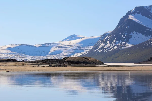 Lente Bij Het Meer Gjevilvatnet Uitzicht Bergen Het Nationaal Park — Stockfoto