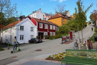 Trondheim Norveç 05 / 27 / 2021 Norveç 'in Trondheim kentinin popüler turistik bölgesi Bakklandet caddesi 