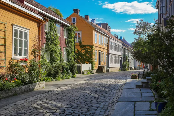 Die Straße Bakklandet Beliebtes Touristenviertel Der Norwegischen Stadt Trondheim — Stockfoto