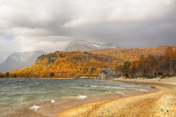 Tempestade Outono Lago Norueguês Gjevilvatnet — Fotografia de Stock