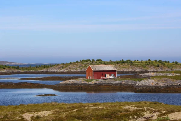 Kustlijn Het Eiland Smoela Het Uitzicht Bergen Gemeente Aure Noorwegen — Stockfoto