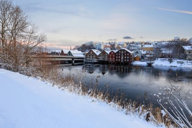 Trondheim 'da kış, Nidelva nehri manzarası, Eski Köprü (den Gamle Bybro) ve nehir boyunca tarihi kereste binaları