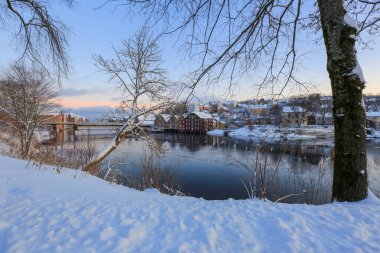 Trondheim 'da kış, Nidelva nehri manzarası, Eski Köprü (den Gamle Bybro) ve nehir boyunca tarihi kereste binaları