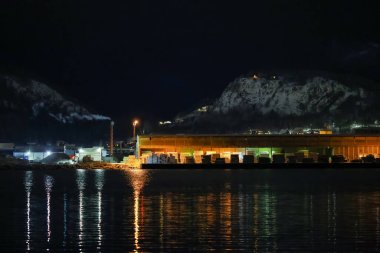 Namsos, Norveç - 13 Aralık 2025: Liman, sanayi bölgesi ve Norveç 'in karlı gece kasabası Namsos' taki Klumpen 'e bakış açısı Aralık ayında