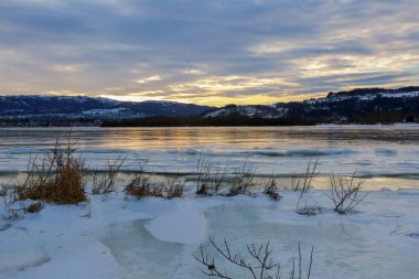 Gaula Nehri, Oesanden tarım alanı boyunca Trondheim fiyortu yakınlarında bulunan buz ve karla kaplı. Fotoğraf Doğa Koruma Alanı Leinoera 'dan çekildi..