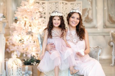 Taçlı kızıyla mutlu bir anne çocuğu mutlu bir Noel 'le kutlar..