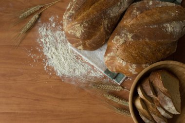 Çeşitli ekmek ve hamur işleri.