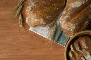 Taze ekmek ve gevrek rulo kompozisyonu