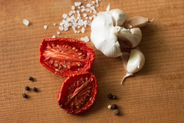 Mutfaktaki fırında güneşte kurutulmuş domates pişiriyorum.