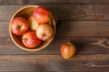 Masada olgun kırmızı elmalar var. Yakın plan.