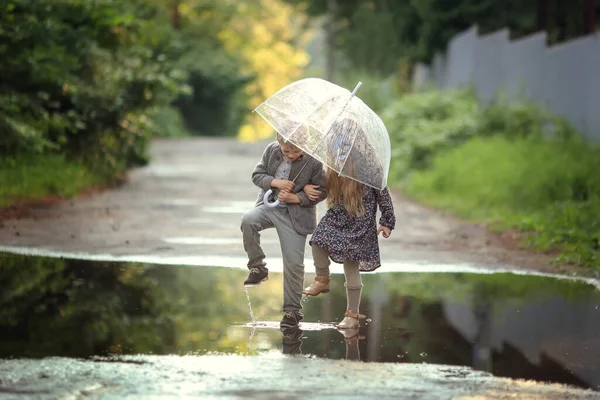 Fille Avec Longs Cheveux Blonds Garçon Tenant Parapluie Sautant Dans — Photo